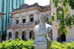 42 Cuba - Santa Clara - Parque Vidal - Statue of Leoncio Vidal with Hotel Santa Clara Libre behind.JPG